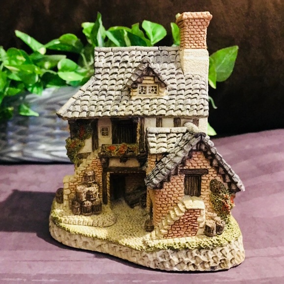 VTG 1985 Coopers Cottage Figurine